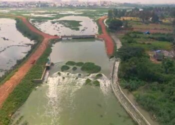 ಕೆ.ಆರ್.ಪುರ ವಿಧಾನಸಭಾ ಕ್ಷೇತ್ರದ ವ್ಯಾಪ್ತಿಗೆ ಬರುವ ರಾಮಪುರ ಕೆರೆ ತುಂಬಿ ಕೋಡಿ ಹರಿಯುತ್ತಿರುವ ದ್ರೋಣ್ ಕ್ಯಾಮರಾ ಚಿತ್ರ.