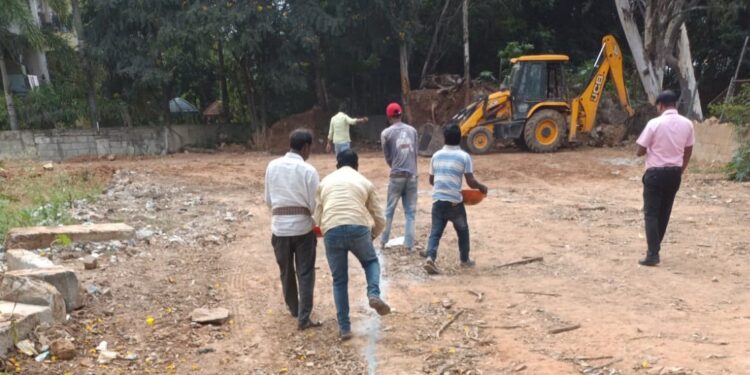 ಬಿಬಿಎಂಪಿ ವ್ಯಾಪ್ತಿಯ ಕೆರೆ ಅಂಗಳದಲ್ಲಿ ಒತ್ತುವರಿ ತೆರವಿಗೆ ಗುರುತು ಮಾಡುತ್ತಿರುವ ಕೆರೆ ವಿಭಾಗದ ಸಿಬ್ಬಂದಿ.