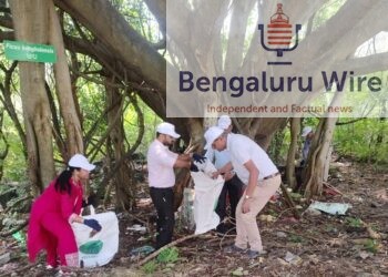 ಬೆಂಗಳೂರು ವಿಶ್ವವಿದ್ಯಾಲಯ ಆವರಣದಲ್ಲಿ ಬಿಬಿಎಂಪಿ, ಬೆಂಗಳೂರು ವಿವಿ ವಿದ್ಯಾರ್ಥಿಗಳು ಸೋಮವಾರ ಸ್ವಚ್ಛತಾ ಅಭಿಯಾನದಡಿ ರಸ್ತೆ ಬದಿಯಲ್ಲಿನ ಪ್ಲಾಸ್ಟಿಕ್, ಬಾಟಲ್ ಮತ್ತಿತರ ತ್ಯಾಜ್ಯಗಳನ್ನು ಸಂಗ್ರಹಿಸಿದರು.