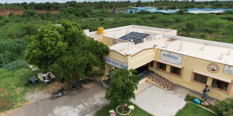 ಸೌರ ವಿದ್ಯುತ್ ಫಲಕ ಅಳವಡಿಕೆಯಾದ ಸರ್ಕಾರಿ ಆಸ್ಪತ್ರೆಯೊಂದರ ಸಾಂದರ್ಭಿಕ ಚಿತ್ರ.