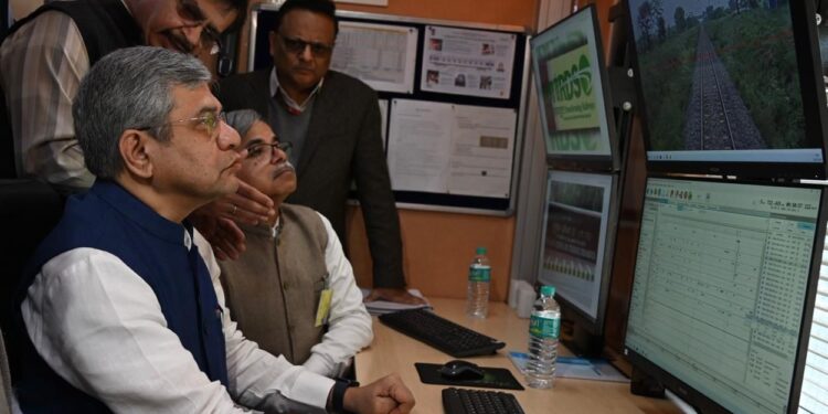 ಕೇಂದ್ರ ರೈಲ್ವೆ ಸಚಿವ ಅಶ್ವಿನಿ ವೈಷ್ಣವ್ ಗುರುವಾರ ನವದೆಹಲಿ ರೈಲು ನಿಲ್ದಾಣದಲ್ಲಿ ಇಂಟಿಗ್ರೇಟೆಡ್ ಟ್ರ್ಯಾಕ್ ಮಾನಿಟರಿಂಗ್ ಸಿಸ್ಟಮ್ ವ್ಯವಸ್ಥೆ ಬಗ್ಗೆ ಅಧಿಕಾರಿಗಳೊಂದಿಗೆ ಪರಿಶೀಲಿಸಿದರು.
