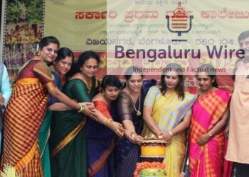 ಬೆಂಗಳೂರಿನ ವಿಜಯನಗರ ಪ್ರಥಮ ದರ್ಜೆ ಕಾಲೇಜಿನಿಲ್ಲಿ ಗುರುವಾರ ಆಯೋಜಿಸಿದ್ದ ಜಾನಪದ ಉತ್ಸವ 2025 ‘ನಮ್ಮ ಸಂಸ್ಕೃತಿ ನಮ್ಮ ಹೆಮ್ಮೆ’ ಕಾರ್ಯಕ್ರಮವನ್ನು ಕಾಲೇಜು ಶಿಕ್ಷಣ ಇಲಾಖೆಯ ಆಯುಕ್ತರಾದ ಮಂಜುಶ್ರೀ ಉದ್ಘಾಟಿಸಿದರು.  ಕಾರ್ಯಕ್ರಮದಲ್ಲಿ ಕಾಲೇಜಿನ ಪ್ರಾಂಶುಪಾಲರಾದ ಡಾ.ಶುಭ ಸೇರಿದಂತೆ ಮತ್ತಿತರರು ಉಪಸ್ಥಿತರಿದ್ದರು.