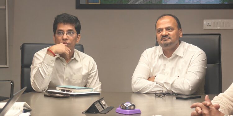 ಸ್ವಚ್ಛ ಭಾರತ್ ಮಿಷನ್ (ನಗರ) ನಿರ್ದೇಶಕರಾದ ಬಿನಯ್ ಝಾ ಅವರು ಇಂದು ಬೆಂಗಳೂರು ನಗರದ ಘನತ್ಯಾಜ್ಯ ನಿರ್ವಹಣಾ ಕಾರ್ಯಗಳ ಬಗ್ಗೆ ಕಂಪನಿಯ ಸಿಇಒ ಹರೀಶ್ ಕುಮಾರ್ ಹಾಗೂ ಅವರ ತಂಡದೊಂದಿಗೆ ಚರ್ಚಿಸಿ, ತ್ಯಾಜ್ಯ ಸಂಸ್ಕರಣಾ ಘಟಕಗಳಿಗೂ ಭೇಟಿ ನೀಡಿ ಪರಿಶೀಲಿಸಿದರು.