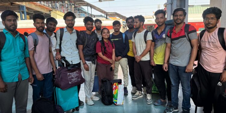 ಶ್ರೀನಗರದಿಂದ ಶೇರ್ - ಇ -ಕಾಶ್ಮೀರ ಕೃಷಿ ವಿಜ್ಞಾನ ಮತ್ತು ತಂತ್ರಜ್ಞಾನ ವಿಶ್ವವಿದ್ಯಾಲಯದಲ್ಲಿ ವ್ಯಾಸಂಗ ಮಾಡುತ್ತಿದ್ದ ರಾಜ್ಯದ 13 ಜನ ವಿದ್ಯಾರ್ಥಿಗಳು ರೈಲಿನಲ್ಲಿ ಸುರಕ್ಷಿತವಾಗಿ ನವದೆಹಲಿ ತಲುಪಿದ್ದಾರೆ.