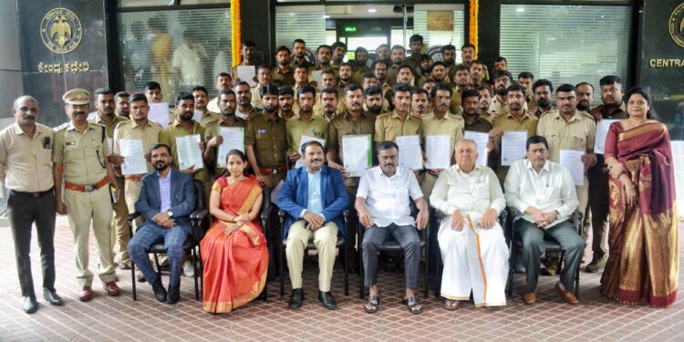 ಬೆಂಗಳೂರಿನ ಕೆಎಸ್ ಆರ್ ಟಿಸಿ ಕೇಂದ್ರ ಕಚೇರಿಯಲ್ಲಿ ನಡೆದ ಸಮಾರಂಭದಲ್ಲಿ ಸಾರಿಗೆ ಸಚಿವ ರಾಮಲಿಂಗಾರೆಡ್ಡಿ ಅವರು ಹೊಸದಾಗಿ ಆಯ್ತೆಯಾದ 51 ಮಂದಿ ಡ್ರೈವರ್ ಕಮ್ ಕಂಡೆಂಕ್ಟರ್ ಸಿಬ್ಬಂದಿಗೆ ನೇಮಕಾತಿ ಆದೇಶ ವಿತರಿಸಿದರು.