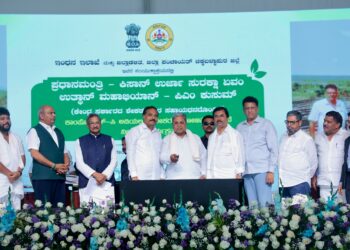 ಮುಖ್ಯಮಂತ್ರಿ ಸಿದ್ದರಾಮಯ್ಯ ಇಂದು ಗೌರಿಬಿದನೂರು ತಾಲೂಕಿನ ತೊಂಡೇಬಾವಿ ಹೋಬಳಿ ಹನುಮೇನಹಳ್ಳಿಯಲ್ಲಿ ಇಂಧನ ಇಲಾಖೆ ಮತ್ತು ಬೆಸ್ಕಾಂ ವತಿಯಿಂದ ಸ್ಥಾಪಿಸಲಾದ ಸೋಲಾರ್ ಘಟಕವನ್ನು ಲೋಕಾರ್ಪಣೆಗೊಳಿಸಿದರು.