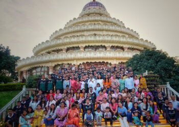 ಬೆಂಗಳೂರಿನ ಆರ್ಟ್ ಆಫ್ ಲಿವಿಂಗ್ ಕೇಂದ್ರದಲ್ಲಿ ಇಂದು ಏರ್ಪಡಿಸಿದ್ದ ಆಧ್ಯಾತ್ಮಿಕ ಕಾರ್ಯಾಗಾರದಲ್ಲಿ  ಭಾರತೀಯ ಸೇನೆಯ ಸೈನಿಕರು ಹಾಗೂ ಅವರ ಕುಟುಂಬದವರು ಪಾಲ್ಗೊಂಡು ಗ್ರೂಪ್ ಫೊಟೋಗೆ ಪೋಸ್ ನೀಡಿದ್ದು ಹೀಗೆ.