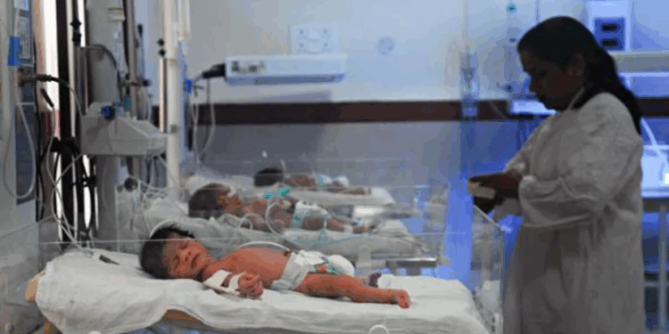 ನವಜಾತ ಶಿಶುಗಳಿಗೆ ಚಿಕಿತ್ಸೆ ನೀಡುತ್ತಿರುವ ಸಾಂದರ್ಭಿಕ ಚಿತ್ರ.