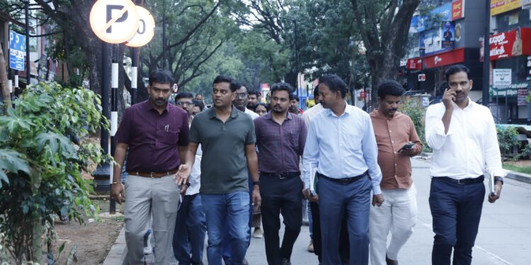 ಗಾಂಧಿಬಜಾರ್ ಗೆ ಭೇಟಿ ನೀಡಿದ ಬೆಂಗಳೂರು ಕೇಂದ್ರ ನಗರ ಪಾಲಿಕೆ ಆಯುಕ್ತ ರಾಜೇಂದ್ರ ಚೋಳನ್ ಅವರು ಪಾದಚಾರಿ ಮಾರ್ಗ, ಬೀದಿ ಬದಿ ವ್ಯಾಪಾರ, ಪಾಲಿಕೆಯಿಂದ ನಿರ್ಮಿಸಿರುವ ಮಲ್ಟಿಲೆವಲ್ ಕಾರ್ ಪಾರ್ಕಿಂಗ್ ಕಟ್ಟಡವನ್ನು ಪರಿಶೀಲನೆ ನಡೆಸಿದರು.