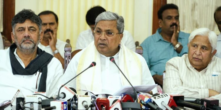 ವಿಧಾನಸೌಧದಲ್ಲಿ ಬುಧವಾರ ಕೃಷ್ಣಾ ಮೇಲ್ದಂಡೆ ಹಂತ-3ರ ಕುರಿತಂತೆ ಮುಖ್ಯಮಂತ್ರಿ ಸಿದ್ದರಾಮಯ್ಯ ಪತ್ರಿಕಾಗೋಷ್ಠಿಯಲ್ಲಿ ಮಾತನಾಡಿದರು. ಉಪಮುಖ್ಯಮಂತ್ರಿ ಡಿ.ಕೆ.ಶಿವಕುಮಾರ್, ಕಾನೂನು ಸಚಿವ ಎಚ್.ಕೆ.ಪಾಟೀಲ್ ಉಪಸ್ಥಿತರಿದ್ದರು.