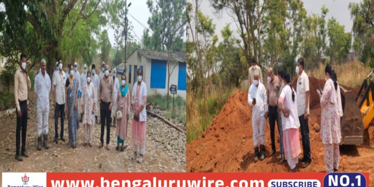 ಹೆಸರಘಟ್ಟದ ಮತ್ಕೂರು ಗ್ರಾಮದ ಕೋಳಿ ಸಾಕಾಣಿಕೆ ತರಬೇತಿ ಕೇಂದ್ರದಲ್ಲಿ ಎಚ್5ಎನ್1 ಹಕ್ಕಿಜ್ವರ ಭೀತಿ ಹಿನ್ನಲೆಯಲ್ಲಿ ಪಶುಪಾಲನೆ ಇಲಾಖೆ ನೇತೃತ್ವದಲ್ಲಿ ವೈಜ್ಞಾನಿಕವಾಗಿ ವಿಲೇವಾರಿ ಮಾಡಿದ್ದಾರೆ.